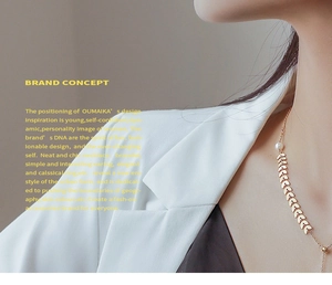 Macro detail van 18k vergulde ketting met bladvormen en witte parel op een model