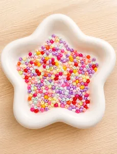 Macro-detail van gekleurde gelakte druppelvormige glaskralen voor handgemaakte sieraden