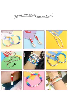 Détails macro de perles heishi en argile colorée et breloques alphabet pour bijoux DIY