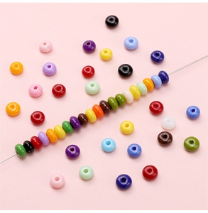 Vue macro détaillée de perles de verre colorées de 5mm pour la création de bijoux