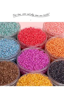 Vista macro di perline di vetro colorate assortite in barattoli di plastica rotondi
