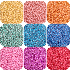 Vista macro di perline di vetro in nove colori per la creazione di gioielli fai-da-te