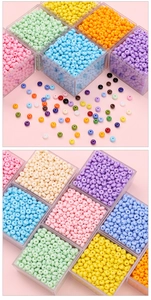 Vue détaillée de perles de verre de 5mm dans une boîte de rangement en acrylique clair
