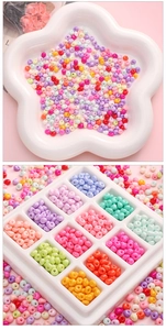Macro-opname van 5x5mm glazen druppelkralen in kleurrijke sets voor DIY-sieraden