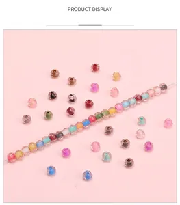 Dettaglio macro di perline di vetro sfaccettate colorate per gioielli fai-da-te e bracciali