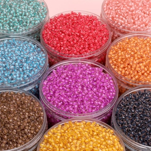 Set di perline di vetro colorate in barattoli per gioielli fai da te e artigianato
