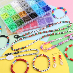 Kit de perles en pâte polymère 24 grilles pour bijoux DIY avec perles alphabet et breloques