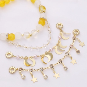 Bracciale placcato oro con stella e luna, ciondoli in zircone e perline gialle