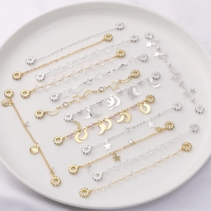 Catene per gioielli fai-da-te oro e argento con ciondoli stella e perla su vassoio bianco