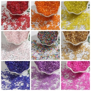Mise en page de neuf perles en tube de verre de 2mm dans des bols en céramique