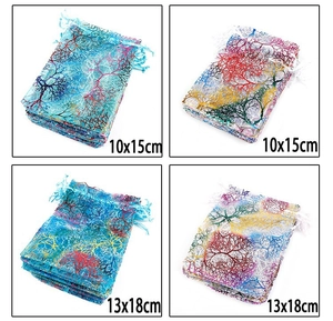 Vista detallada de bolsas de organza con cordón en tamaños de 10x15cm y 13x18cm