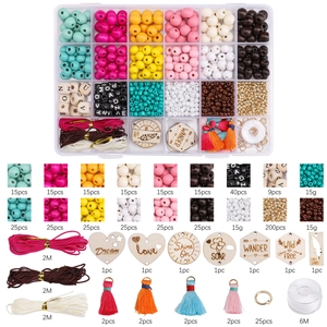 Bastelset für Schmuck mit Holzperlen, Quasten und Anhängern in einer praktischen Sortierbox