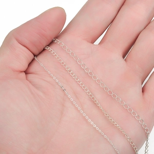 Drei Größen polierter 925er Sterlingsilber Gliederketten auf einer Handfläche