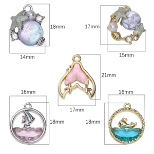 Collection de charmes océan DIY avec étoiles de mer, coquillages et queues de sirène