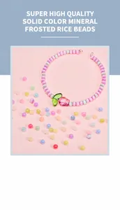 Détail macro de perles œil de chat 4mm macaron et pendentif tulipe rose pour bijoux