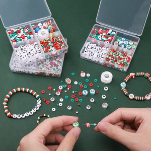 Set per la Creazione di Gioielli Fai da Te di Natale Perline Heishi in Argilla Polimerica Perline con Lettere in Acrilico Ciondoli Kit Braccialetti per Bambini Ragazze Set Regalo Artigianale