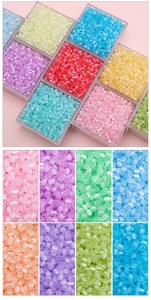Détail macro de perles de verre œil-de-chat 4mm macaron pour création de bijoux DIY