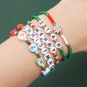 Dettaglio del set di braccialetti natalizi fai da te con perline rosse, verdi e bianche
