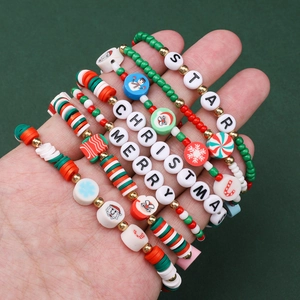 Set braccialetti natalizi fai da te con perline colorate ed elementi festivi