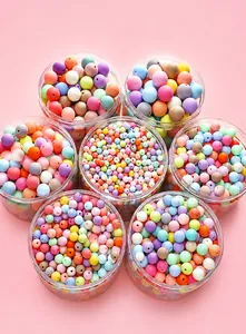 Makroansicht matter Silikonperlen in Macaron-Farben in transparenten Gläsern für DIY