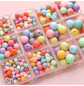 Detailansicht verschiedener matter Acrylperlen in Macaron-Farben in Aufbewahrungsboxen