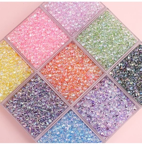 Draufsicht auf 4 mm schillernde Glasperlen in einer Aufbewahrungsbox für DIY-Schmuck