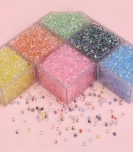 Detailansicht von 4mm Regenbogen-Glasperlen in Acrylboxen für DIY-Schmuckherstellung