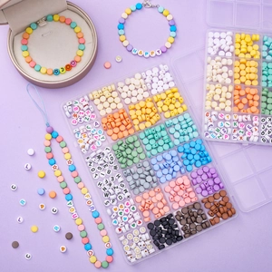 Juego de 24 Rejillas de Cuentas Redondas Planas y Cuentas de Letras para Creación de Joyas DIY Kit de Cuentas de Plástico Resina Mate Liso para Pulsera Collar