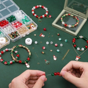 Vue détaillée du kit bijoux Noël avec perles de verre rouges vertes et pendentifs émail