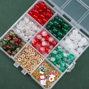 Kit bijoux Noël avec perles rouges vertes et breloques festives dans une boîte
