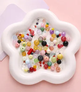Nahaufnahme bunter Mischperlen aus Glas und Harz für DIY-Schmuck in einer Schale