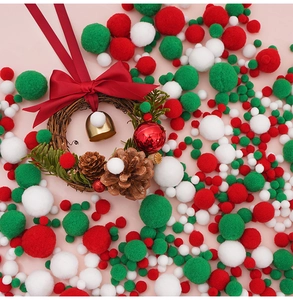 DIY Kerstkrans met dennenappels, rode strik en gekleurde pompons op roze achtergrond