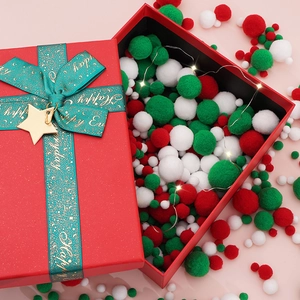DIY Kerst pluche ballenset met rood groen witte pompons in een geschenkdoos met LED-lampjes