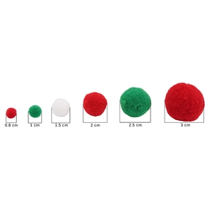 DIY kerst pompons in rood, groen en wit, maten variërend van 0,8 cm tot 3 cm