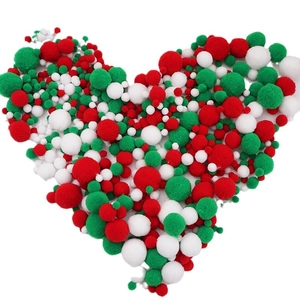 Rode witte en groene kerstpompons in hartvorm voor DIY-knutselprojecten
