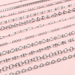Chaînes de bijoux DIY en acier inoxydable poli sur fond rose, différents styles
