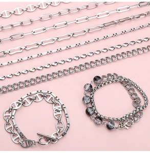Détail macro de chaînes d'ancre en acier inoxydable pour la création de bijoux DIY