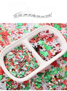Nahaufnahme bunter Weihnachtspailletten in Schneeflockenform für DIY-Bastelarbeiten