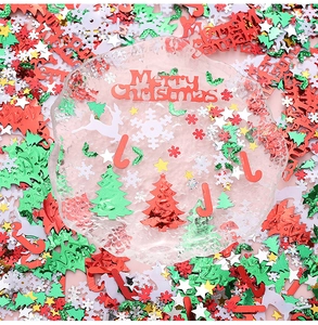 Detailansicht von buntem Weihnachts-Konfetti mit Schneeflocken-, Baum- und Rentier-Motiven