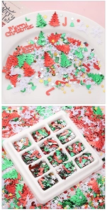 Detailansicht gemischter Pailletten mit Weihnachtsschneeflocken und Bäumen für DIY-Deko