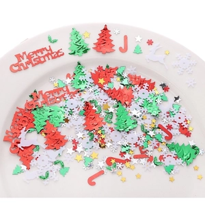 Weihnachtliche Pailletten-Mischung mit roten Tannen, weißen Schneeflocken und Rentieren