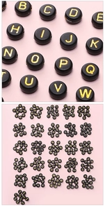 Détail macro de perles acryliques noires et dorées avec lettres pour bijoux DIY