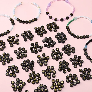 Perles alphabet en acrylique noir et or pour la création de bijoux personnalisés