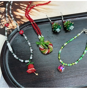 Set gioielli natalizi fatti a mano con perle colorate, campanelli e ciondoli albero