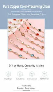 Détail macro d'une chaîne en cuivre avec perles de verre colorées pour bijoux DIY