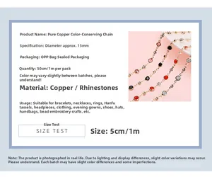 Vue macro d'une chaîne en cuivre avec strass multicolores pour la création de bijoux