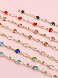 Gros plan de connecteurs en cuivre doré avec gemmes colorées pour bijoux DIY