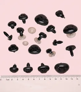 Dettaglio di occhi e nasi di sicurezza in acrilico nero con rondelle per peluche fai-da-te