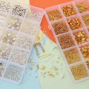 Vista plana de cajas de 15 rejillas con accesorios para joyería en oro y plata