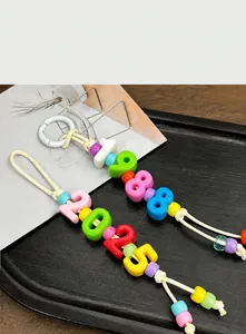 Vue détaillée de perles acryliques colorées 1988 et 2025 pour charms DIY